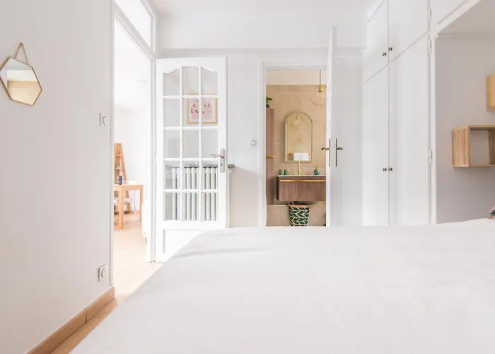 Luxury Art Deco Elegant Escape By Eiffel Tower *