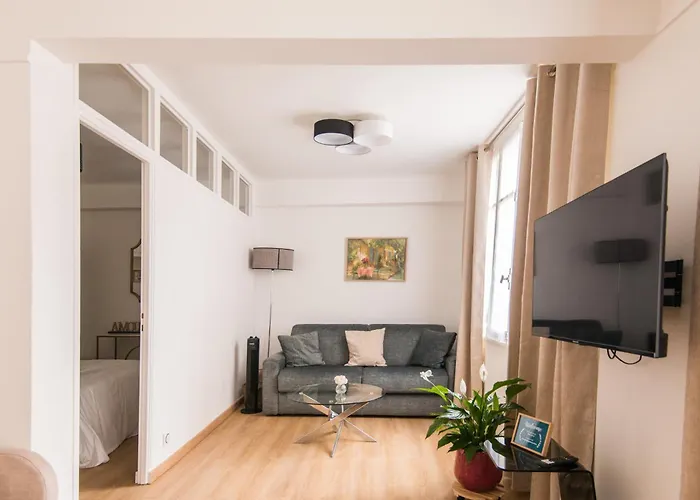 Luxury Art Deco Elegant Escape By Eiffel Tower Apartament